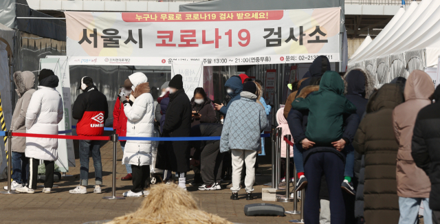20일 서울 마포구 월드컵공원에 마련된 코로나19 임시 선별검사소를 찾은 시민들이 코로나19 검사를 받기 위해 줄을 서 있다. / 연합뉴스