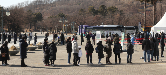20일 서울 마포구 월드컵공원에 마련된 코로나19 임시 선별검사소를 찾은 시민들이 코로나19 검사를 받기 위해 줄을 서 있다. /연합뉴스