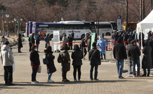 20일 서울 마포구 월드컵공원에 마련된 코로나19 임시 선별검사소를 찾은 시민들이 검사를 받기 위해 대기하고 있다. / 연합뉴스