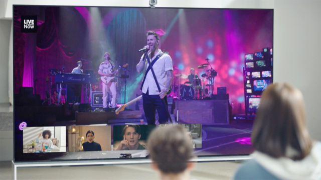 LG 올레드 TV 사용자가 TV에 탑재된 영상 스트리밍 플랫폼 라이브나우(LIVENOW)로 유명 가수의 콘서트를 즐기고 있다./사진제공=LG전자