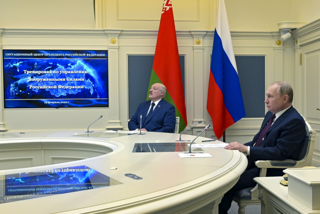 블라디미르 푸틴(오른쪽) 러시아 대통령이 19일(현지시간) 자국을 방문한 우방 벨라루스의 알렉산더 루카셴코(왼쪽) 대통령과 함께 화상을 통해 군사 훈련을 지켜보고 있다. AP연합뉴스