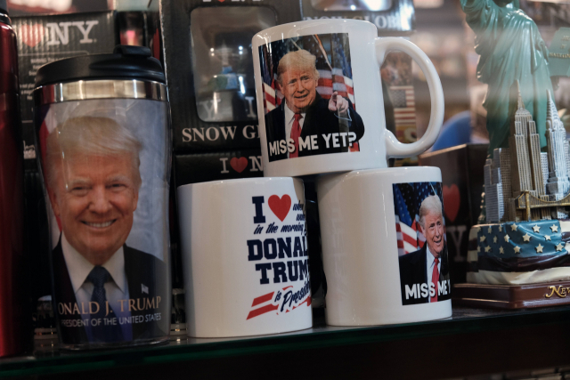 도널드 트럼프 전 미국 대통령을 모델로 한 상품들이 18일 뉴욕 트럼프타워의 한 상점에 전시돼 있다./AFP 연합뉴스