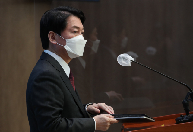 안철수 국민의당 대선 후보가 20일 오후 서울 여의도 국회 소통관에서 긴급기자회견을 하고 있다. /권욱기자