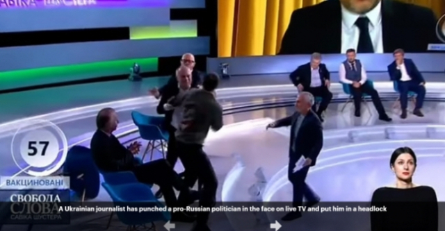 우크라이나의 한 TV 토론 프로그램에서 정치인과 기자가 난투극을 벌이는 장면이 생방송되고 있다. /데일리메일 홈페이지