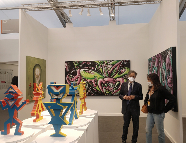 프리즈LA가 공식 개막한 17일(현지시간) 세계적 갤러리스트인 제프리 다이치가 자신의 갤러리부스에서 관람객에게 케니 샤프의 작품에 대해 설명하고 있다. /사진제공=케이아티스츠 아트컨설팅