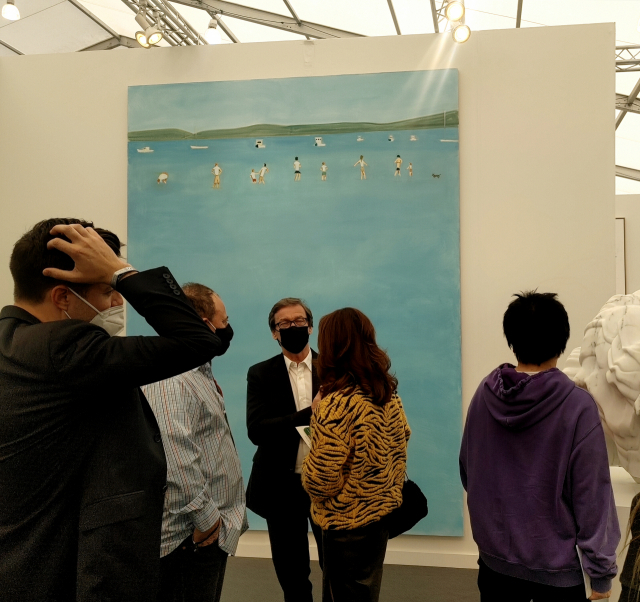 타데우스로팍 갤러리의 타데우스 로팍 대표가 알렉스 카츠의 작품 앞에서 프리즈LA 방문객들과 담소를 나누고 있다. /사진제공=케이아티스츠 아트컨설팅