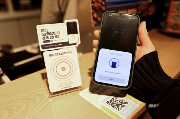 ▲ 이디야커피가 아이폰 기반의 NFC 결제 서비스 미래에셋PAY를 도입했다.(제공-이디야)