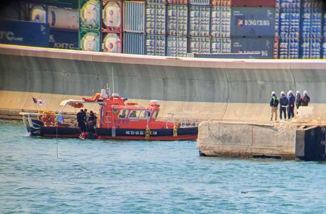 21일 울산 남구 용연부두에서 22t급 예인선이 바지선과 충돌 후 침몰한 가운데 울산해경이 침몰 현장에서 조사를 벌이고 있다. /사진제공=울산해양경찰서