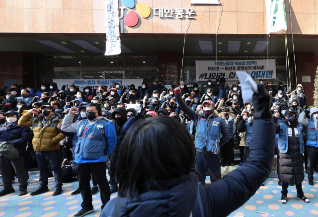 민주노총 전국택배노동조합(택배노조) CJ대한통운본부가 CJ대한통운 본사에서 12일째 점거농성을 이어가고 있는 21일 오전 서울 중구 CJ대한통운 본사 앞에서 택배노조 조합원들이 대화에 나설 것을 촉구하는 구호를 외치고 있다. 연합뉴스