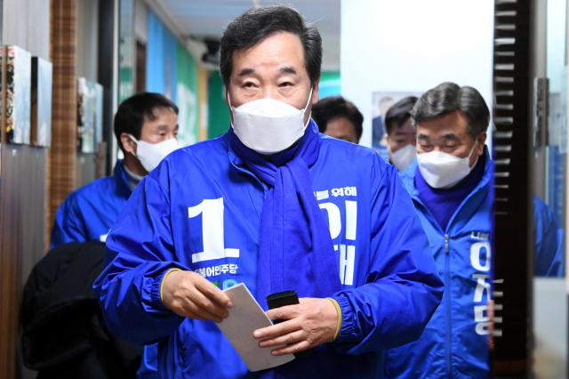 이낙연 더불어민주당 총괄선대위원장이 21일 오전 서울 여의도 당사에서 열린 중앙선거대책위원회의에 참석하고 있다. / 국회사진기자단