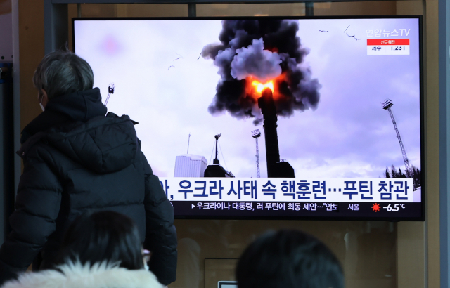 시민들이 서울역에서 우크라이나 분쟁 관련 뉴스를 지켜보고 있다. 연합뉴스