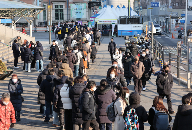 코로나19 변종 오미크론 확산세가 거센 가운데 21일 오전 서울 중구 서울역 코로나19 임시 선별검사소에서 시민들이 검사를 받기 위해 줄을 서 있다. 사진 제공=연합뉴스