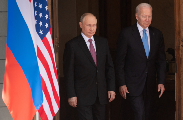 지난해 6월 조 바이든 미 대통령과 블라디미르 푸틴 러시아 대통령이 스위스 제네바에서 회담을 갖기 위해 들어서고 있다. AFP연합뉴스