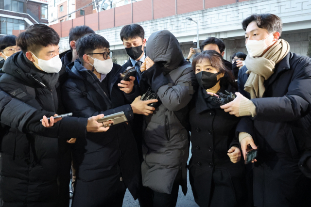 공금 115억 원을 횡령한 혐의로 구속된 강동구청 공무원 김 모 씨가 지난 3일 오전 서울 광진경찰서 유치장에서 나와 검찰로 송치되고 있다. 연합뉴스