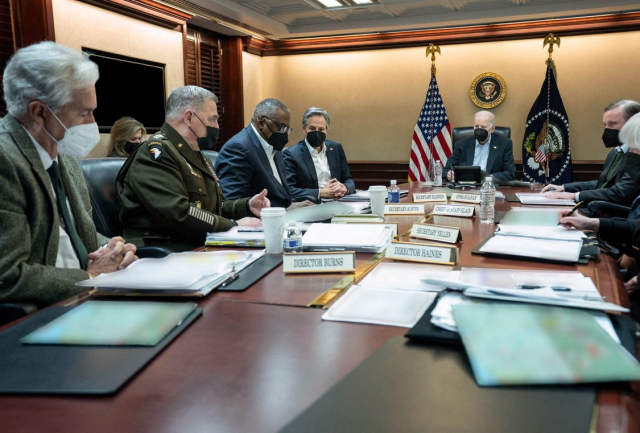 20일(현지 시간) 워싱턴DC 백악관에서 열린 국가안전보장회의(NSC)에서 조 바이든(중앙) 미국 대통령이 회의를 주재하고 있다. 로이터연합뉴스