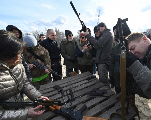 20일(현지 시간) 우크라이나 수도 키예프에서 시민들이 러시아 침공에 대비해 무기 조작법을 익히고 있다. AFP연합뉴스