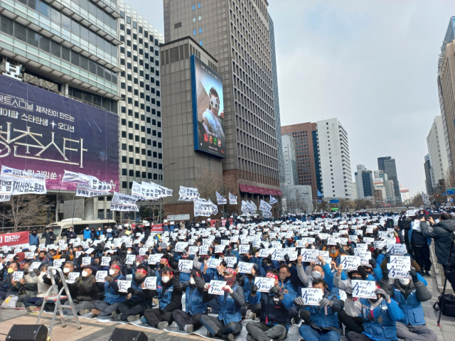 민주노총 전국택배노동조합원들이 21일 서울 청계광장에서 사회적 합의 이행을 촉구하는 구호를 외치고 있다. 지난해 12월 28일부터 파업 중인 택배노조는 이달 10일부터 CJ대한통운 본사를 불법 점 채 농성을 벌이고 있다. 이건율 기자