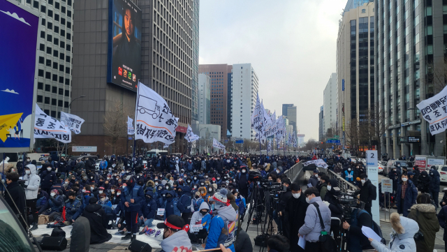 민주노총 전국택배노동조합원들이 21일 서울 청계광장에서 사회적 합의 이행을 촉구하는 구호를 외치고 있다. 지난해 12월 28일부터 파업 중인 택배노조는 이달 10일부터 CJ대한통운 본사를 불법 점 채 농성을 벌이고 있다. 강동헌 기자