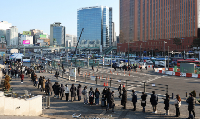 코로나19 변종 오미크론 확산세가 거센 가운데 21일 오전 서울 중구 서울역 코로나19 임시 선별검사소에서 시민들이 검사를 받기 위해 줄을 서 있다. /연합뉴스