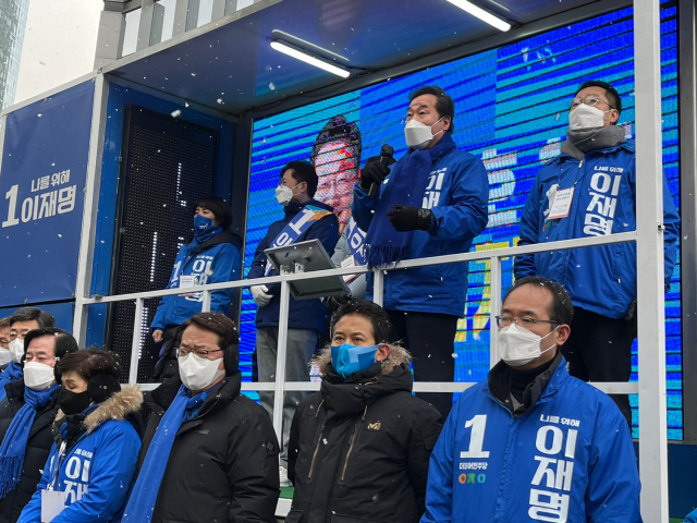 이낙연 더불어민주당 총괄선대위원장이 21일 종로 시그나타워 앞에서 유세하고 있다. / 성채윤 기자