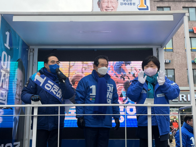 정세균 더불어민주당 선대위 상임고문이(가운데) 21일 종로 광장시장 앞에서 유세하고 있다. / 성채윤 기자