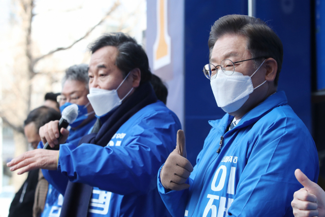 이재명(오른쪽) 더불어민주당 대선 후보가 지난 18일 전남 순천에서 열린 이 후보 유세에서 이낙연 민주당 총괄 선대위원장의 지지 연설에 엄지를 치켜들고 있다. / 연합뉴스