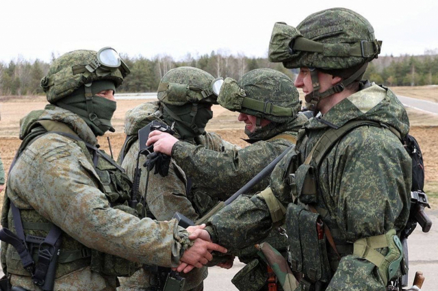 19일(현지시간) 벨라루스군인(오른쪽)과 러시아군인이 연합훈련 동안 악수를 하고 있다. AFP연합뉴스