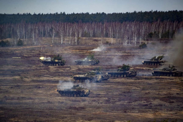 21일(현지시간) 우크라이나 접경국 벨라루스의 서남부 도시 브레스트 인근 훈련장에서 러시아와 벨라루스군이 탱크를 동원해 연합훈련을 벌이고 있다. 우크라이나를 둘러싼 군사적 긴장이 고조되고 있는 가운데 러시아와 함께 자국에서 연합훈련을 벌이고 있는 벨라루스는 당초 20일 종료될 예정이었던 훈련을 필요한 만큼 연장할 것이라고 이날 밝혔다 /AFP연합뉴스