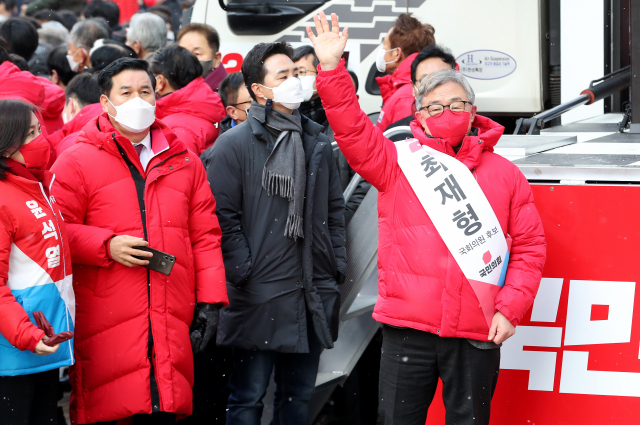 국민의힘 종로보궐선거 후보자인 최재형 전 감사원장이 제20대 대통령 선거 공식 선거운동이 시작된 지난 15일 오전 서울 중구 청계광장에서 열린 '국민이 키운 윤석열' 출정식에서 손인사를 하고 있다./연합뉴스