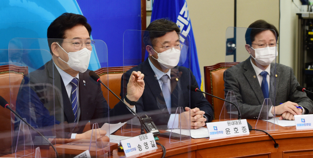 송영길(왼쪽) 더불어민주당 대표가 22일 국회에서 열린 당 최고위원회의에서 발언하고 있다. / 성형주 기자