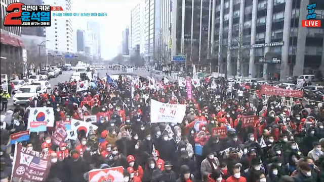 15일 윤석열 국민의힘 대선 후보가 공식 선거운동 출정식 행사를 가진 서울 청계광장에서 태극기와 성조기를 든 지지자들이 모여 윤 후보를 응원하고 있다. ‘부정선거 방지’라고 적힌 깃발을 흔드는 지지자도 있었다./오른소리 캡쳐