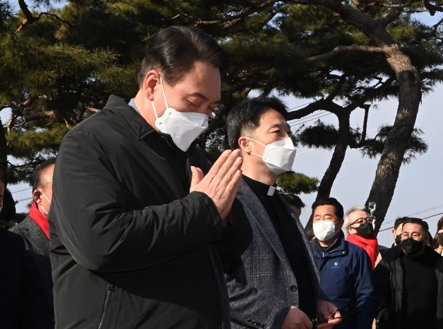 윤석열 국민의힘 대선후보가 22일 충남 당진 솔뫼성지를 찾아 참배하고 있다./성형주 기자