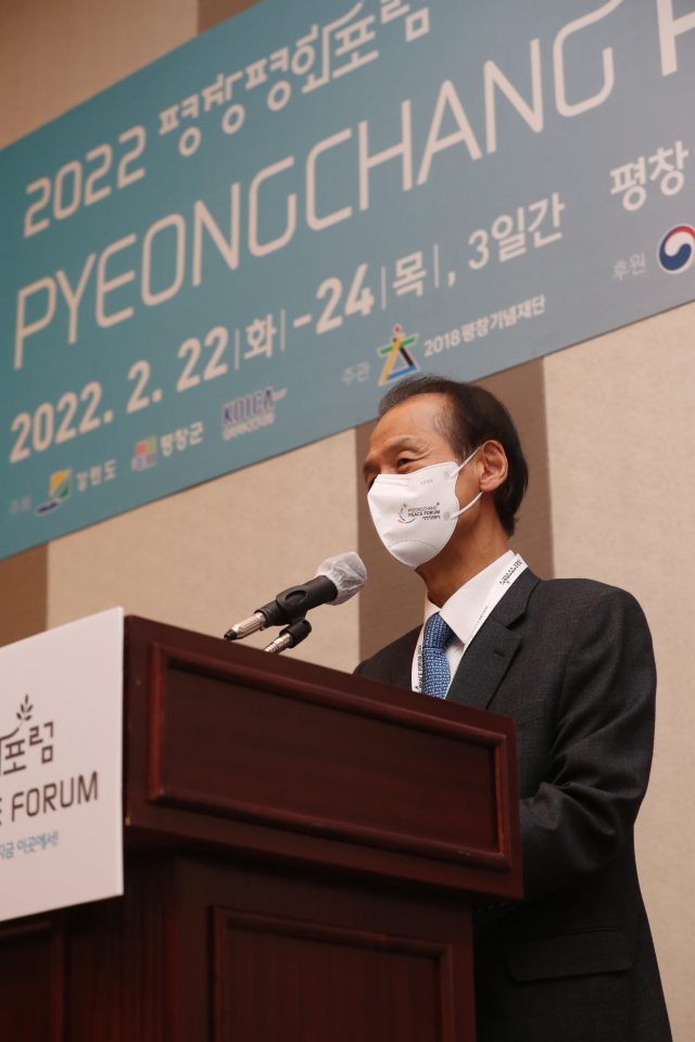 최문순 강원도지사가 22일 강원도 평창군 알펜시아 컨벤션센터에서 강원도와 평창군, 한국국제협력단이 주최하고 2018평창 기념재단 주관으로 열린 '2022 평창평화포럼'(PyeongChang Peace Forum 2022) 기자회견에서 인사말을 하고 있다./평창=권욱 기자