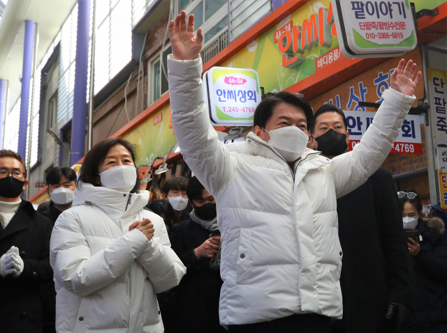 안철수 국민의당 대선 후보와 부인 김미경 여사가 22일 부산 중구 부평깡통시장을 찾아 손을 들고 인사하고 있다./연합뉴스