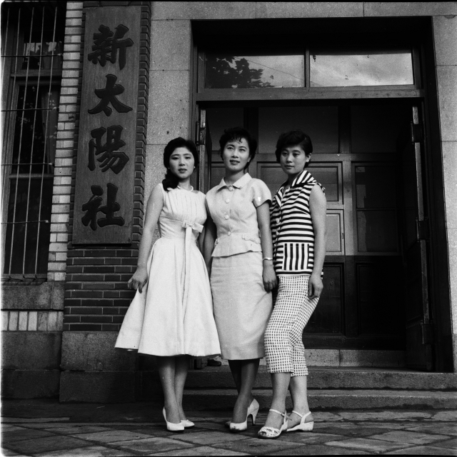 사진가 신상우씨가 잡지 ‘신태양’에서 일하던 시절 찍은 1960년대 여성들의 모습. 사진 제공=서울생활사박물관
