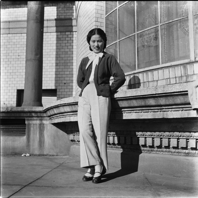 사진가 신상우씨가 1950~60년대 사이 찍은 바지를 입은 여인의 모습. 사진 제공=서울생활사박물관