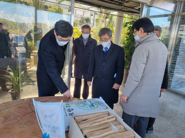 남태헌(오른쪽에서 두번째) 산림청 차장이 22일 포항 목재유통센터를 찾아 시설운영현황을 점검하고 있다. 사진제공=산림청