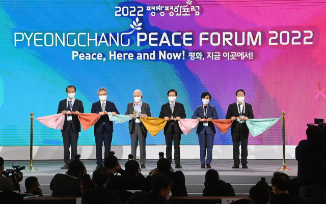 박병석 국회의장(왼쪽 네번째)을 비롯해 주요 내빈들이 22일 강원도 평창군 알펜시아 컨벤션센터에서 강원도와 평창군, 한국국제협력단이 주최하고 2018평창기념재단 주관으로 열린 '2022 평창평화포럼'(PyeongChang Peace Forum 2022) 개회식에서 개회 퍼포먼스를 하고 있다. 왼쪽부터 최문순 강원도지사, 손혁상 코이카 이사장(공동위원장), 짐 로저스 로저스홀딩스 회장(공동위원장), 박병석 국회의장, 강금실 강원문화재단 이사장(공동위원장), 한왕기 평창군수./평창=권욱 기자 2022.02.22