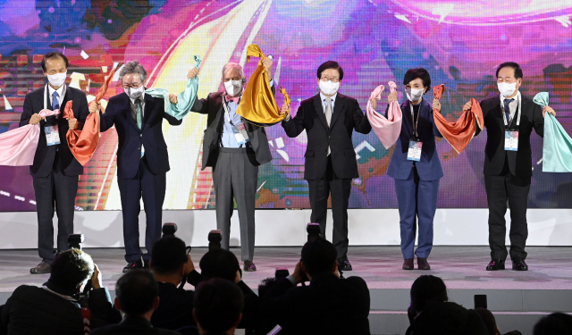 박병석 국회의장(왼쪽 네번째)을 비롯해 주요 내빈들이 22일 강원도 평창군 알펜시아 컨벤션센터에서 강원도와 평창군, 한국국제협력단이 주최하고 2018평창기념재단 주관으로 열린 '2022 평창평화포럼'(PyeongChang Peace Forum 2022) 개회식에서 개회 퍼포먼스를 하고 있다. 왼쪽부터 최문순 강원도지사, 손혁상 코이카 이사장(공동위원장), 짐 로저스 로저스홀딩스 회장(공동위원장), 박병석 국회의장, 강금실 강원문화재단 이사장(공동위원장), 한왕기 평창군수./평창=권욱 기자 2022.02.22