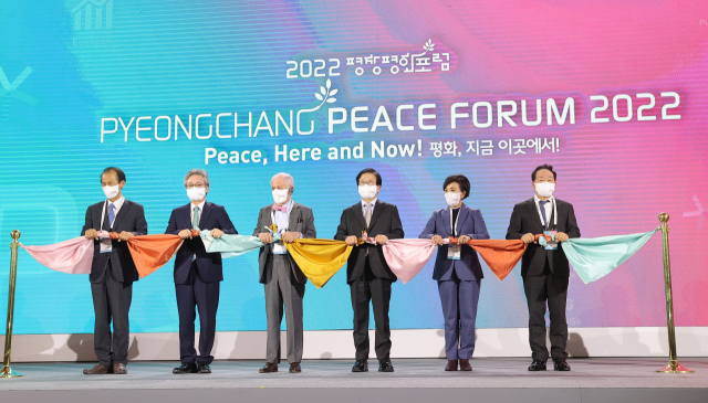 박병석 국회의장(왼쪽 네번째)을 비롯한 주요 내빈들이 22일 강원도 평창군 알펜시아 컨벤션센터에서 강원도와 평창군, 한국국제협력단이 주최하고 2018평창기념재단 주관으로 열린 '2022 평창평화포럼'(PyeongChang Peace Forum 2022) 개회식에서 매듭풀기 개회 퍼포먼스를 하고 있다. 왼쪽부터 최문순 강원도지사, 손혁상 코이카 이사장(공동위원장), 짐 로저스 로저스홀딩스 회장(공동위원장), 박병석 국회의장, 강금실 강원문화재단 이사장(공동위원장), 한왕기 평창군수./평창=권욱 기자 2022.02.22