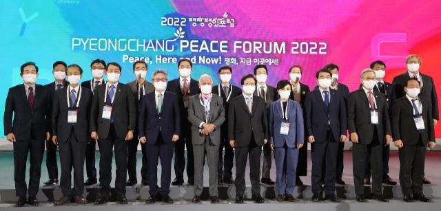 박병석 국회의장을 비롯한 주요 내빈들이 22일 강원도 평창군 알펜시아 컨벤션센터에서 강원도와 평창군, 한국국제협력단이 주최하고 2018평창기념재단 주관으로 열린 '2022 평창평화포럼'(PyeongChang Peace Forum 2022) 개회식에서 기념촬영을 하고 있다. 이날 행사에는 최문순 강원도지사, 손혁상 코이카 이사장(공동위원장), 짐 로저스 로저스홀딩스 회장(공동위원장), 박병석 국회의장, 강금실 강원문화재단 이사장(공동위원장), 한왕기 평창군수 등이 참석했다./평창=권욱 기자 2022.02.22