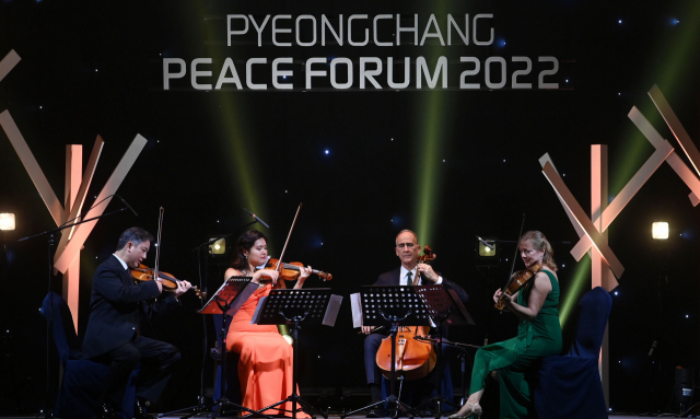 22일 강원도 평창군 알펜시아 컨벤션센터에서 강원도와 평창군, 한국국제협력단이 주최하고 2018평창기념재단 주관으로 열린 '2022 평창평화포럼'(PyeongChang Peace Forum 2022) 개회식에서 뉴욕필하모닉 콰르텟이 아리랑 환상곡을 연주하고 있다./권욱 기자 2022.02.22
