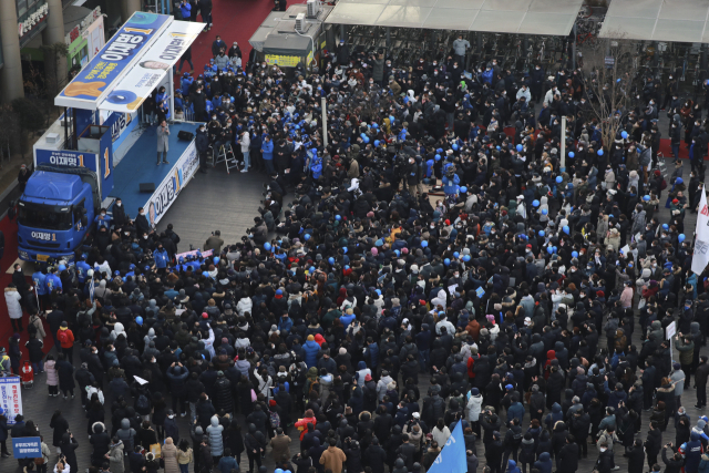 이재명 더불어민주당 대선후보가 22일 오후 경기 부천역 광장에서 진행된 집중유세에서 지지를 호소하고 있다. /국회사진기자단