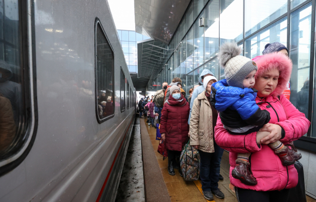 전운 고조 속 러시아로 대피하는 우크라 동부 주민들 (아프렐레프카 타스=연합뉴스) 러시아 모스크바 서쪽 나로포민스크에서 22일(현지시간) 피란길에 오른 우크라이나 동부 돈바스 지역 주민들이 아프렐레프카 역에 도착한 기차에서 내리고 있다. 돈바스 지역의 친(親)러시아 반군 조직인 도네츠크인민공화국(DPR)과 루간스크인민공화국(LPR)은 최근 정부군 공격설을 퍼뜨리며 대피령을 내려 이곳 주민 약 4만 명이 러시아로 피신했다. 2022.2.22 sungok@yna.co.kr (끝)