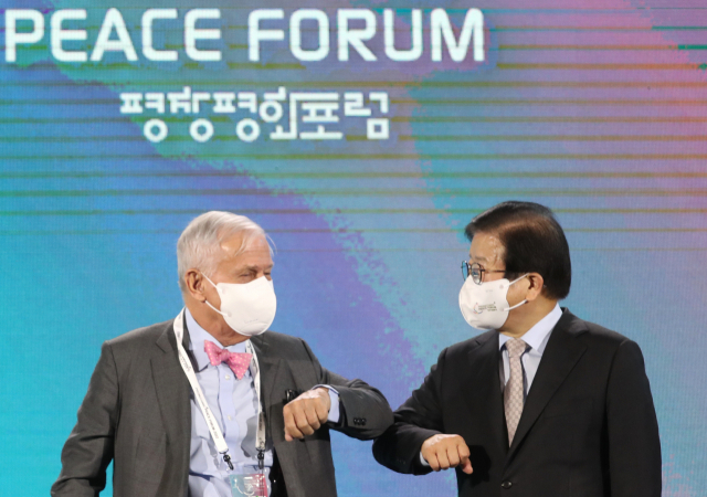 박병석 국회의장과 짐 로저스 로저스홀딩스 회장(공동위원장)이 22일 강원도 평창군 알펜시아 컨벤션센터에서 강원도와 평창군, 한국국제협력단이 주최하고 2018평창기념재단 주관으로 열린 '2022 평창평화포럼'(PyeongChang Peace Forum 2022) 개회식에서 인사를 나누고 있다./평창=권욱 기자 2022.02.22
