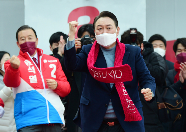 윤석열(오른쪽) 국민의힘 대선 후보가 22일 오후 충남 홍성군 내포신도시에서 열린 유세에서 어퍼컷 세리머니를 하고 있다. 홍성=성형주 기자