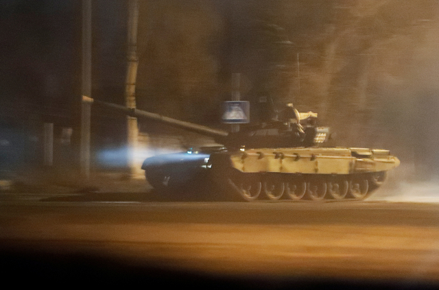 22일 '친러 반군 통제' 우크라 동부로 진입하는 러시아군 탱크 /연합뉴스