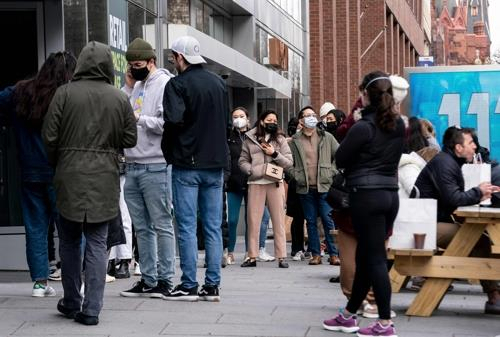미국 워싱턴DC의 한 식당 앞에 마스크를 쓴 사람들이 몰려있다. 이 사진은 기사와 직접적인 관련이 없습니다. /AFP 연합뉴스
