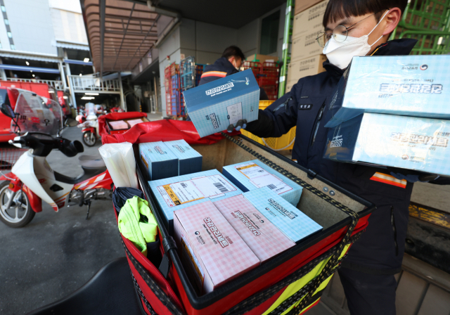 22일 동작우체국에서 직원들이 코로나19 재택치료자에게 전달되는 재택치료키트 발송 과정을 시연하고 있다. /연합뉴스