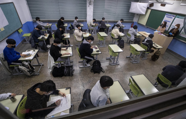 수험생들이 2022학년도 대학수학능력시험이 치러진 지난해 11월 18일 서울 여의도고등학교에서 시험 준비를 하고 있다.사진공동취재단